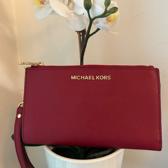 Michael Kors Handbags - Michael Kors NWOT Jet Set Travel Large Saffiano Leather Quarter-Zip Wallet